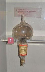 http://upload.wikimedia.org/wikipedia/commons/thumb/7/76/Edison_bulb.jpg/200px-Edison_bulb.jpg